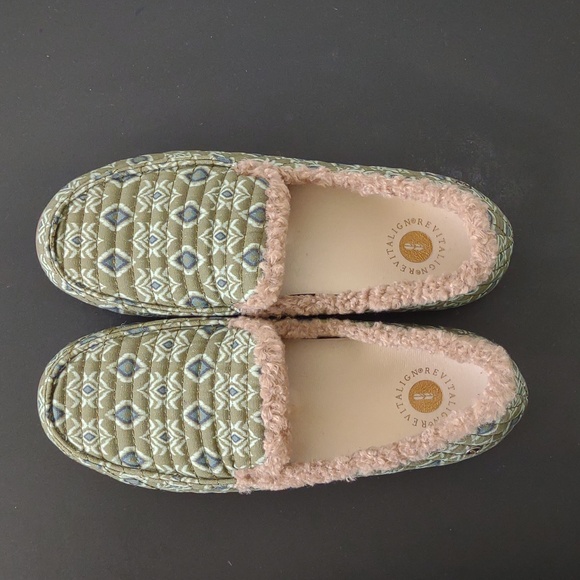 REVITALIGN Green Quilted Patterned Faux Fur Women's Slippers - Picture 3 of 4